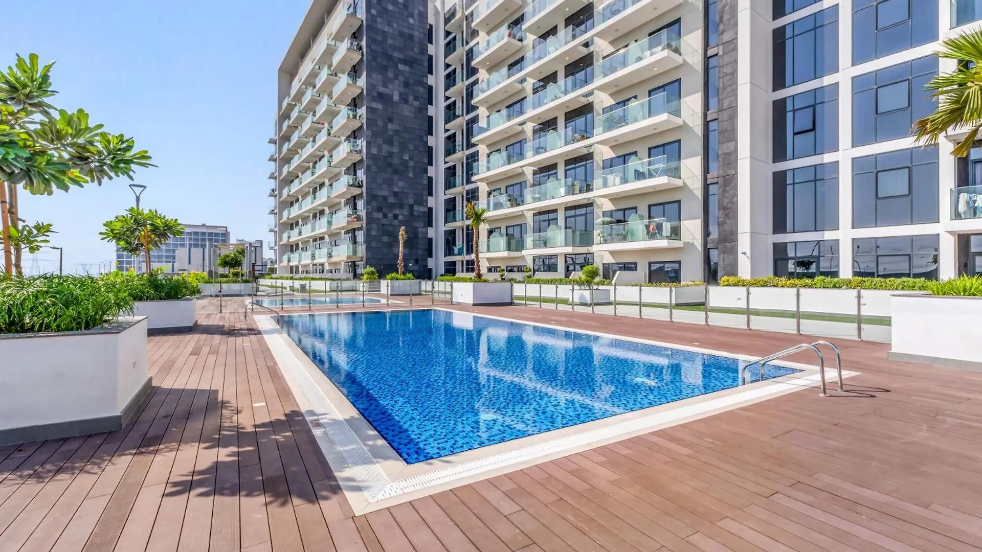 Luxury Apartment, Pool Scenery Dubai Apartment