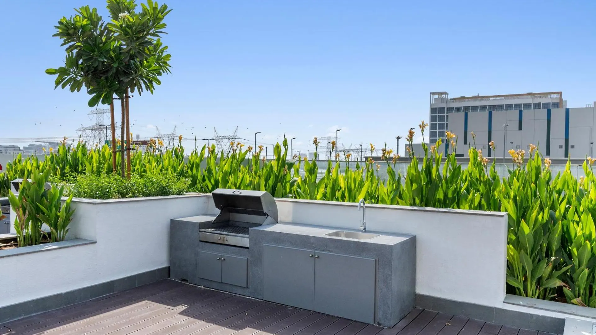 Luxury Apartment, Pool Scenery Dubai