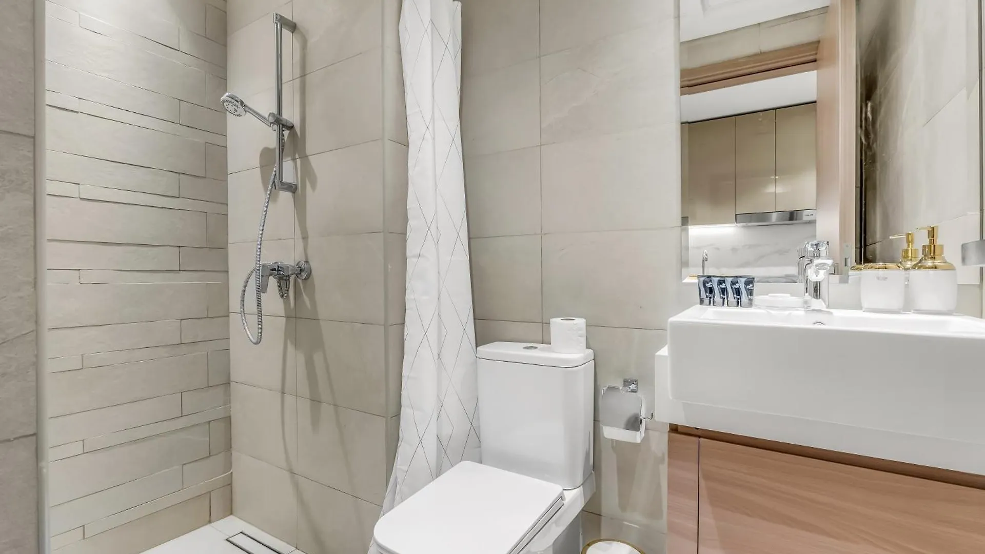 Luxury Apartment, Pool Scenery Dubai United Arab Emirates